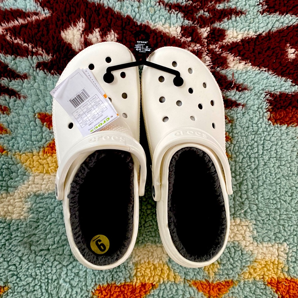 ✨Brand new with tags✨ Crocs with lining